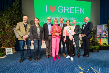 Berufsorientierung mal anders  mit (von links) Jakob Hokema, Vorsitzender des ZVG-Ausschusses Bildungspolitik und Berufsbildung, Eva Domes, Bundesvorsitzende der Arbeitsgemeinschaft deutscher Junggrtner (AdJ), Eva Khler-Theuerkauf, Prsidentin des Landesverbandes Gartenbau Nordrhein-Westfalen, Georg Boekels Prsident des Provinzialverbandes Rheinischer Obst- und Gemsebauer, die Deutsche Blumenfee 2023/24, Kathrin Khler, ZVG-Prsident Jrgen Mertz und Oliver P. Kuhrt, Geschftsfhrer der Messe Essen.