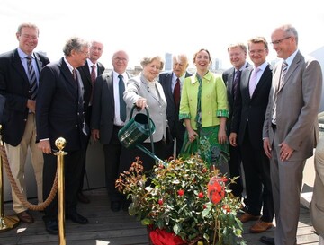 Prof. Dr. Hartmut Balder, Wilhelm von Boddien (Geschftsfhrer der Frdervereins Berliner Schloss e. V.), Herr Armin Eer (Rosenzchter der Firma BKN Strobel), Prof. Dr. Dr. Richard Schrder (Vorstand des Frdervereins Berliner Schloss e.V.), Freifrau Marianne von Weizscker , Herrn Richard von Weizscker, Angelika Klle ( Geschftsfhrerin der Firma Klle), Herr M. Rettig , Herr Hajo Steinmeyer und Herr Hannsjrg Khler (beide Geschftsfhrer der Firma BKN Strobel)