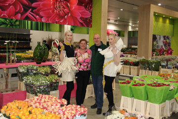 Bloomways-Geschftsfhrerin Gerrie Swinkels und Marktleiter Dirk Kruit mit Models des Fashion Design Instituts Dsseldorf, die floristisch aufbereitete Werkstcke prsentierten.