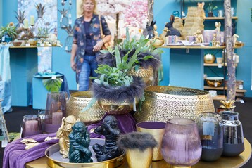 Gold-Akzente, Blau- und Violettne am Stand von AM Design 