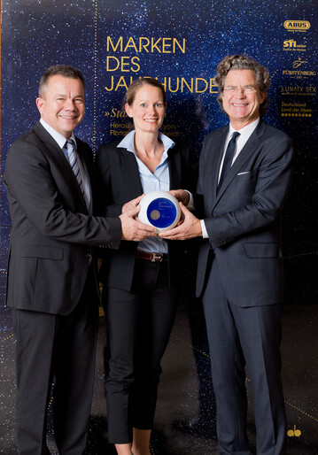 Herausgeber Dr. Florian Langenscheidt (rechts) berreicht persnlich den Markenpreis Stars 2016 an Solveig Rasch (Manager Communications Aquatics) und Koord Janssen (Director Marketing and Innovation Aquatics) von Tetra. 