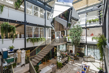 The Shop at Bluebird gehrt zum britischen Modeunternehmen Jigsaw und bietet High-End-Marken aus Fashion, Beauty, Kunst und Objektdesign