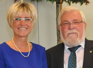 Prsidentin Eva Theuerkauf mit Heinrich Hiep bei der Verleihung der Ehrenmedaille fr hervorragende Verdienste, die hchste Auszeichnung des Landesverbandes Gartenbau Rheinland 