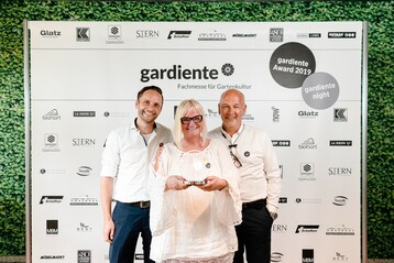 Tim Dargel (Geschftsbereichsleiter Gartenmbel / Marketingleiter), Britta Neumann (Produktmanager Gartenmbel) und Olaf Bierhoff (Geschftsfhrer) mit dem gardiente Outdoor-Living-Award