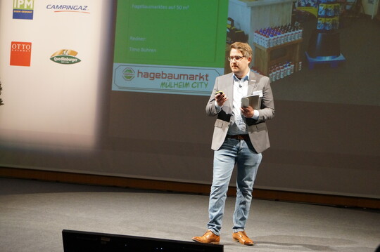 Timo Buhren, Geschftsfhrer, Hagebaumarkt Mlheim adR: "PopUp-Stores wecken die Neugier der Kunden. Auf kleiner Flche (50 m) wirkt die Prsenz eines Verkufers besser. Die Stores knnen durch eine intensive Beratung ohne Zeitdruck Zusatzverkufe schaffen. Die Kunden haben breitgefcherte Sortimentserwartungen und -wnsche. Das Bestellsystem wird gut angenommen. Click & Reserve bietet viel Potential."
