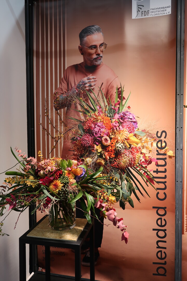 Wie die aktuellen Konsumenten-Trends des Blumenbros Holland in Floristik bertragen werden knnen, zeigte das FDF-Team in Trendstruen. Dafr arbeiteten sie erstmals mit dem Instagram-Star silver.fox.x zusammen, dem mehr als 300.000 Fans folgen.