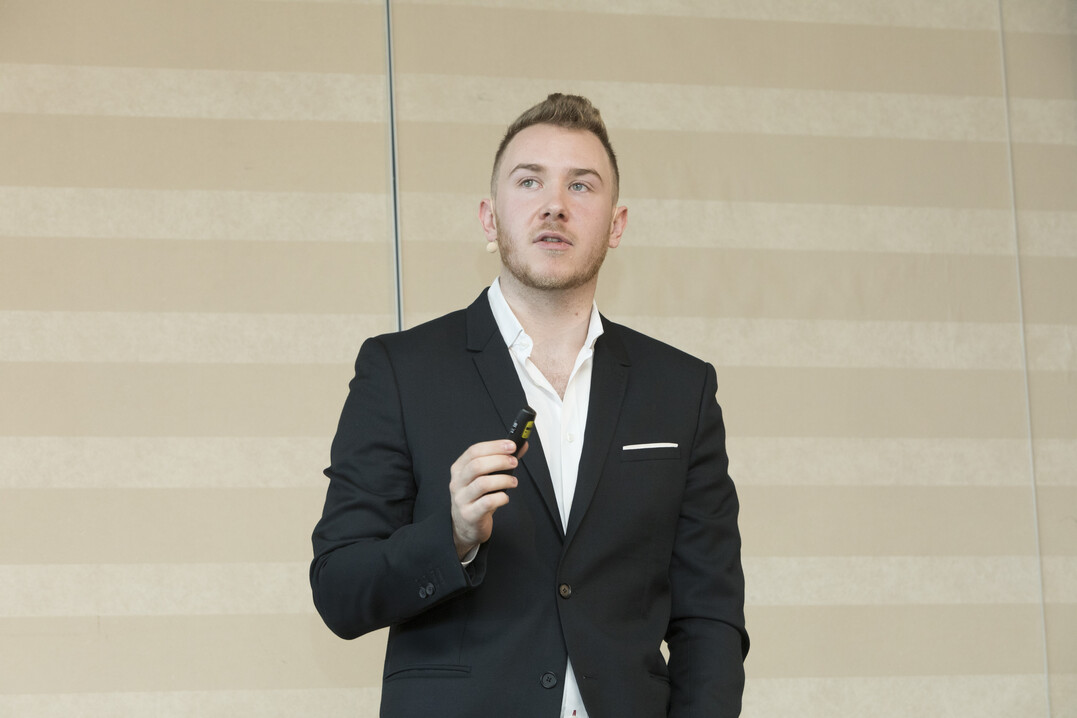Tristan Horx zeigte in seinem Vortrag, welchen Einfluss die Auflsung alter Generationenschemata auf die Gesellschaft, aber auch auf Unternehmen und deren Marketing hat.