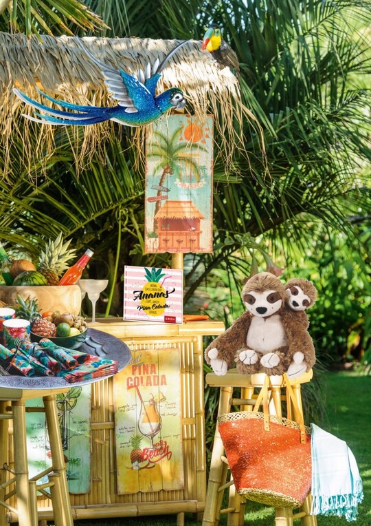 Bunte Exotik: Papagei: Formano, Buch: Groh Verlag, Plsch-Faultiere: Nici, Servietten und Teelichthalter: Paper+Design, restliche Accessoires: J-line 