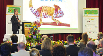 Franz-Josef Isensee, Vorstandssprecher der Sagaflor, in seinem
engagierten Vortrag pro Fachgartencenter