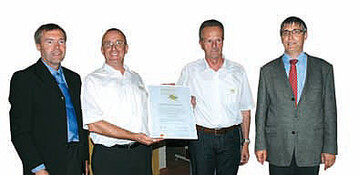 Erstmals auf der ga verliehen wurde der Medien Award. Dies
geschah im Rahmen des Gsteempfangs am 30. Juni (von links):
Martin Trssel, Verlagsleiter dergartenbau, Ulrich O. Zimmer,
Leiter Marketing bei der Siegerfi rma Ricoter, Herbert Wrsch,
Geschftsfhrer Ricoter, und Christoph Killgus, Verlag Eugen
Ulmer
