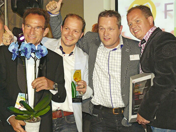 Fernsehgrtner und Vorsitzender Rob Verlinden (links) mit der
Pflanze mit dem besten Konzept. Ein innovativer Frbeprozess
verspricht den Kunden lange Freude mit der blauen Orchidee