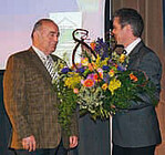 Gunter Dinger (links) war
vor 50 Jahren Gründungsmitglied
des Vorläuferverbands
des VDG. VDG-Vorsitzender
Eckhard Heinemann
ehrte ihn dafür