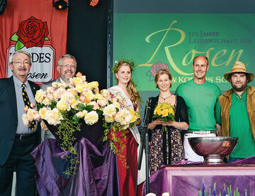 (von links) Bernd Helms-Kordes, Wilhelm Kordes, Rosenknigin
Marleen Mammen, Parfmeurin Claudia Valder, Tim Kordes und
Thomas Proll bei der Taufe von Kordes Jubilee.