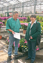 Horst Roßbach, Betriebsleiter
im Gartencenter Schley in
Bochum, und die Gewinnerin
des Endless-Summer-Hortensiengewinnspiels