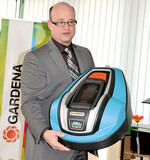 Vertriebsleiter Einzelhandel
Andreas Kuhrt mit dem neuen
Highlight im Sortiment, dem
Mähroboter von Gardena, der
im letzten Jahr gut auf dem
Markt eingeführt wurde.