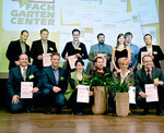 Die besten Fachgartencenter
erhielten die Auszeichnung
in Gold. Von links nach
rechts, untere und dann
obere Reihe: Gartencenter
Dingers, Köln (Christian
Dinger), Gartencenter
Grönfingers, Rostock
(Eckhard und Grit Heinemann),
Herde’s Gartencenter
Sölde GmbH, Dortmund
(Dirk und Birgit Michel),
Gartencenter Lenders in
Mönchengladbach (Reimund
Eßer), Gartencenter
Brockmeyer in Halle und
Detmold (Henry Brockmeyer),
Gartencenter Kiefl bei
München (Wolfgang Kiefl),
Gartencenter Schley in
Ratingen (Nils Schley),
Gartencenter Schlößer
(Heiner Schlößer und
nächste Generation),
Florapark Wagner in
Wiesloch (Alexander
Wagner).