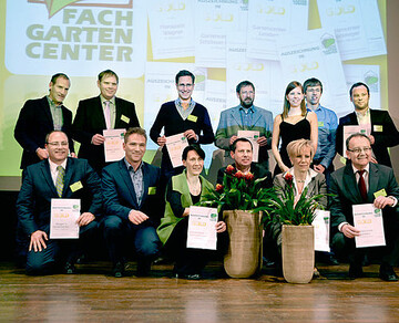 Die besten Fachgartencenter
erhielten die Auszeichnung
in Gold. Von links nach
rechts, untere und dann
obere Reihe: Gartencenter
Dingers, Kln (Christian
Dinger), Gartencenter
Grnfingers, Rostock
(Eckhard und Grit Heinemann),
Herdes Gartencenter
Slde GmbH, Dortmund
(Dirk und Birgit Michel),
Gartencenter Lenders in
Mnchengladbach (Reimund
Eer), Gartencenter
Brockmeyer in Halle und
Detmold (Henry Brockmeyer),
Gartencenter Kiefl bei
Mnchen (Wolfgang Kiefl),
Gartencenter Schley in
Ratingen (Nils Schley),
Gartencenter Schler
(Heiner Schler und
nchste Generation),
Florapark Wagner in
Wiesloch (Alexander
Wagner).