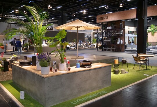 Die weltweite Verstderung nimmt zu und damit auch die Lust am urbanen Grtnern. Die Trendshow "Outdoor Living" zeigte Neuheiten fr stdtische Auenbereiche wie Balkon und Dachterrassen. Kompakte und mehrfuntkionale Outdoormbel bringen Design und Leichtigkeit in das Freiluft-Wohnzimmer. Kleine Pflanzgefe oder Minigewchshuser ermglichen die Selbstversorgung mit Krutern und Gemse. Vertikales Grtnern spart Platz und bietet kreative Lsungen fr das City Gardening.