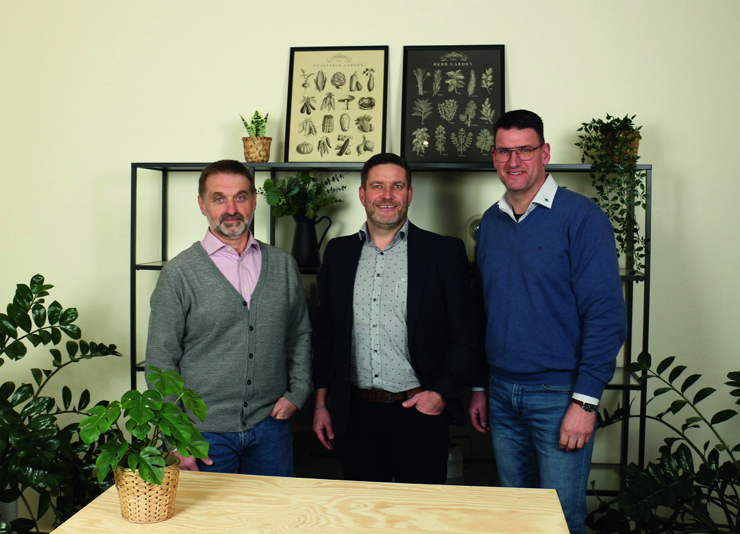 Verabschiedung von Christian Loos (Mitte), Nachfolger Peter Laudage (links) und Vertriebsleiter Consumer DACH Dietmar Pundt
