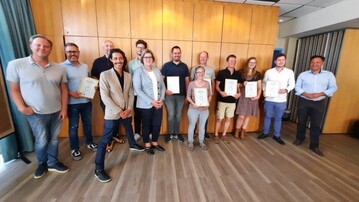 Die Auszeichnung erhalten Betriebe, die mit der Umsetzung von kologischen Manahmen in Sachen Strom, Photovoltaik, E-Ladesulen, Beleuchtung etc., 50 Tonnen CO und mehr einsparen. Neun Partnerbetriebe der Sagaflor erhieltendie Auszeichnung: Die grn erleben-Gartencenter Gppert, Meckelburg, Streb, Lwer und Sauter. Die Marke da blh ich auf! war mit der Grtnerei Steinhilber und Bades Gartenwelt vertreten und von der Bellandris-Gruppe erhielt das Gartencenter Mencke ein Zertifikat, gezeichnet vom Bundesumweltministerium.