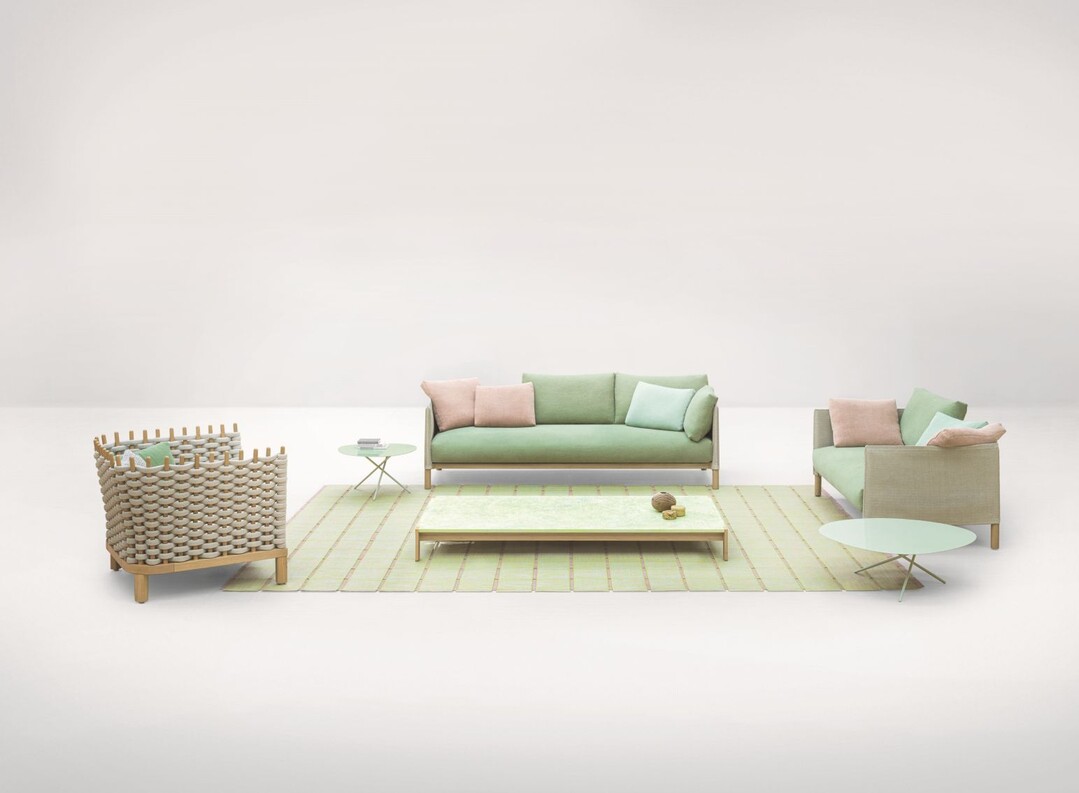 Zur Serie "Vespucci" von Paola Lenti gehrt ein Sessel, sowie  ein zwei- und dreisitziges Sofa. Die Struktur aus Stahl und Sassafrasholz ist mit einer Strukturpolsterung aus Spago berzogen, einem Stoff, der aus geflochtenen Leinenfden hergestellt wird. 
