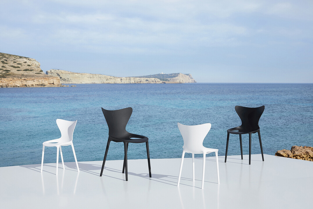 Nachhaltigkeit wird immer
wichtiger  mit Revolution legt
Vondom eine Kollektion aus recycelten und wiederverwertbaren Materialien auf  als Rohstoffe kommen
unter anderem Fischernetze und in
den Meeren gesammelte Flaschen
zum Einsatz. Der Love Chair fr
drinnen und drauen ist Teil der
Revolution-Kollektion. Sein Design
wurde mehrfach ausgezeichnet.
www.vondom.com  