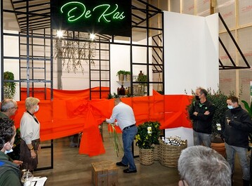Plantion hat seinen Marktplatz um "De Kas" erweitert - einen Ausstellungsraum fr Zimmerpflanzen im mediterranen Stil. 