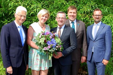 Die ZVG-Vizeprsidenten Hartmut Weimann (li.) und Andreas Lohff (2.v.r.), die Deutsche Blumenfee 2015/2016 Alexandra Berchtenbreiter sowie Generalsekretr Bertram Fleischer (r.) freuen sich auf die weitere Zusammenarbeit mit ZVG-Prsidenten Jrgen Mertz.