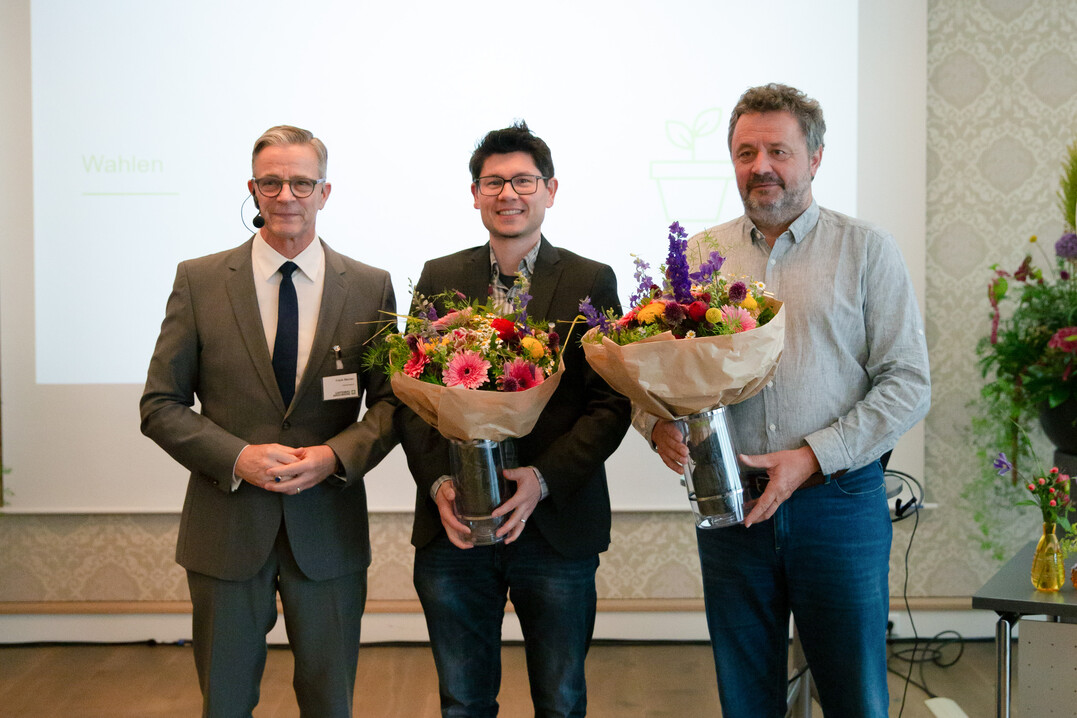 Aufsichtsratsvorsitzender Frank Werner gratulierte dem neuen Mitgliedervertreter Philipp Schwab aus Ingolstadt sowie dem neuen stellvertretenden Mitgliedervertreter Johannes Schmitt aus 
Poxdorf (Foto von links nach rechts).