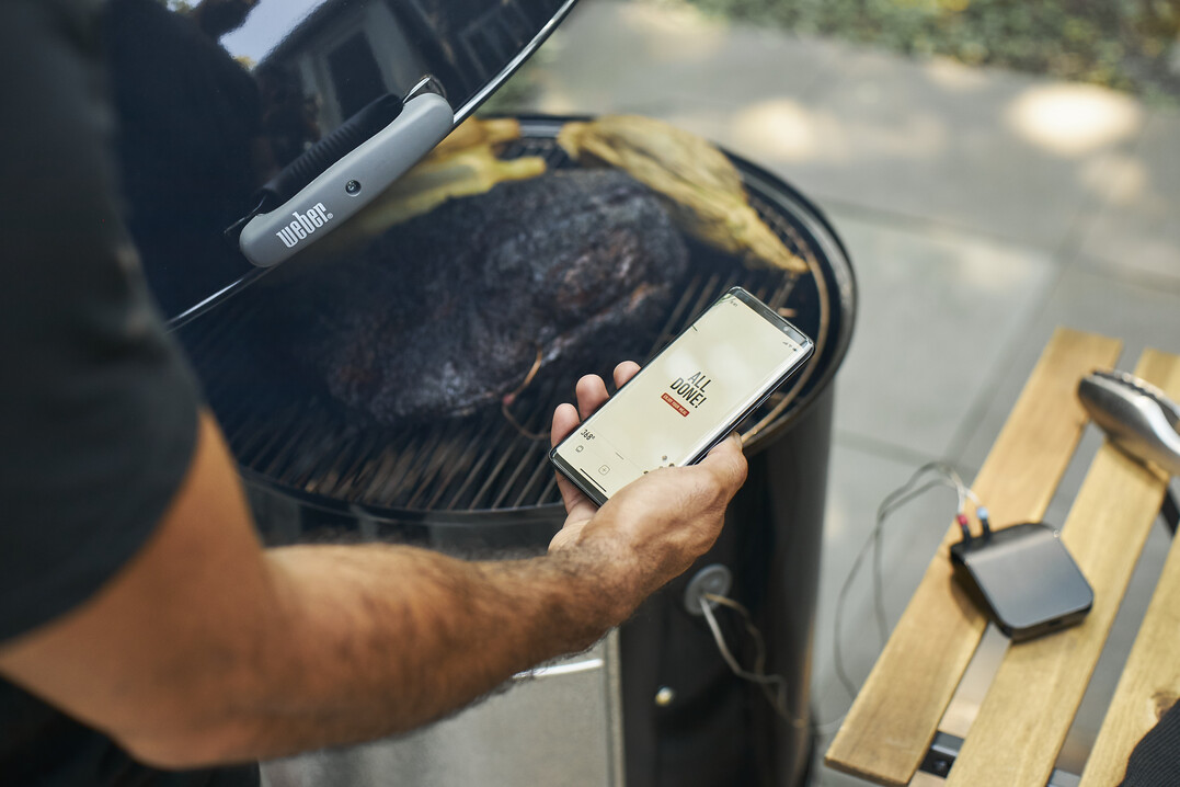 Das neue Smart Grilling Hub von Weber mit integrierter Weber Connect Technologie ist mit jedem Grill des Herstellers kompatibel und macht ihn damit zum smarten Grill.  