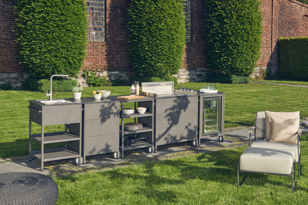Seit Sommer gibt es im Sortiment von Wesco neben den Modulen des Premiumsegments auch preisattraktive alumobil-Module. Alle Elemente werden in Deutschland gefertigt und basieren auf einem innovativen modularen System, das viele Ausstattungswnsche erfllt: vom Outdoor-Getrnkekhler ber Induktions-Teppanyaki-Grill, Gaskochfeld bis hin zum Einbau-Gasgrill. 