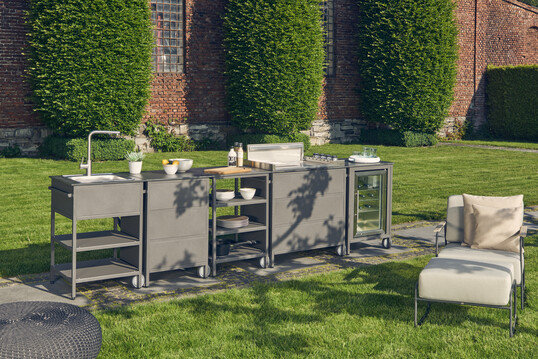 Seit Sommer gibt es im Sortiment von Wesco neben den Modulen des Premiumsegments auch preisattraktive alumobil-Module. Alle Elemente werden in Deutschland gefertigt und basieren auf einem innovativen modularen System, das viele Ausstattungswnsche erfllt: vom Outdoor-Getrnkekhler ber Induktions-Teppanyaki-Grill, Gaskochfeld bis hin zum Einbau-Gasgrill. 