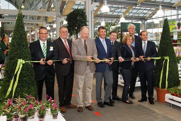 Dehner-Erffnung in Karlsbad (v.l.n.r.): Ralf Mck, Marktleiter Dehner Karlsbad; Klaus Schpfle, Ortsvorsteher Karlsbad; Rudi Knodel, Brgermeister Gemeinde Karlsbad; Dr. Hansjrg Flassak, Geschftsfhrer Dehner; Bernhard Hnig, Geschftsfhrer Dehner; Elke Wildenmann, Wirtschaftsfrderung Karlsbad; Andreas Mende, Regionsleiter Dehner; Georg Weber, geschftsfhrender Gesellschafter Dehner