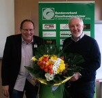 Mit einem Blumenstrauß bedankte sich Jürgen Herrmannsdörfer, Vorsitzender des BVE (li), bei Thomas Will, Einheitserde- u. Humuswerke Gebr. Patzer, für seine Ausführungen zur Produktion von gärtnerischen Erden.