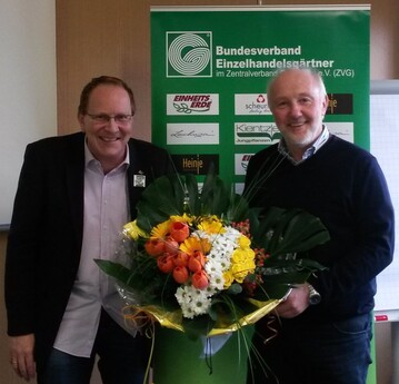 Mit einem Blumenstrau bedankte sich Jrgen Herrmannsdrfer, Vorsitzender des BVE (li), bei Thomas Will, Einheitserde- u. Humuswerke Gebr. Patzer, fr seine Ausfhrungen zur Produktion von grtnerischen Erden. 