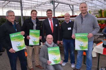 Vier Betriebsinhaber konnten bei der Wintertagung der bayerischen Einzelhandelsgrtner ihre Anerkennungsurkunden als Premium-Grtnerei entgegennehmen (v.l.n.r., hinten): Karl Biller, Roland ller, Kurt Scherdi (Landesfachgruppenvorsitzender Einzelhandelsgrtnereien im BGV und selbst Inhaber einer Premium-Grtnerei), BGV-Vizeprsident Herbert Puffer, Reiner Steinhilber, vorne: Friedrich Reim