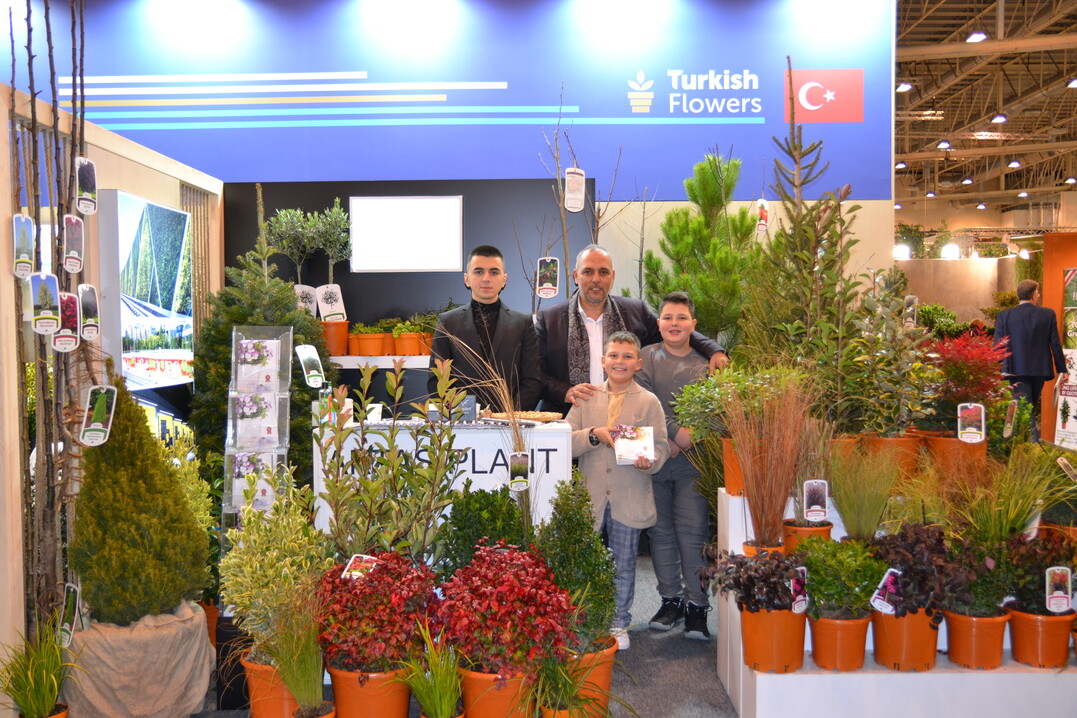 Insgesamt 13 Teilnehmer verzeichnet
der trkische Gemeinschaftsstand auf
der diesjhrigen IPM Essen in Halle 5.
Auf knapp 200 Quadratmetern prsentieren die Aussteller Pflanzen fr den
Auenbereich, Schnittblumen sowie
Topfpflanzen. Bei Aktasplant (BIld) packen zwei Generationen mit an. 