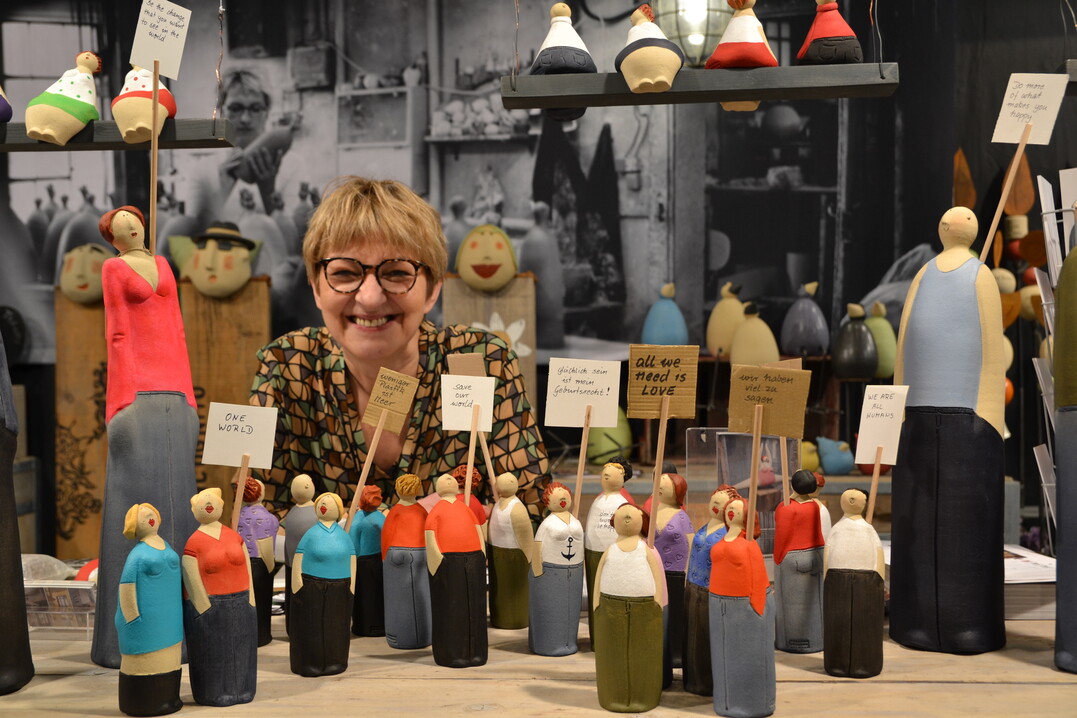"Gute Miene heien die sympathischen Tonfiguren in allen Lebenslagen von Susanne
Boerner.