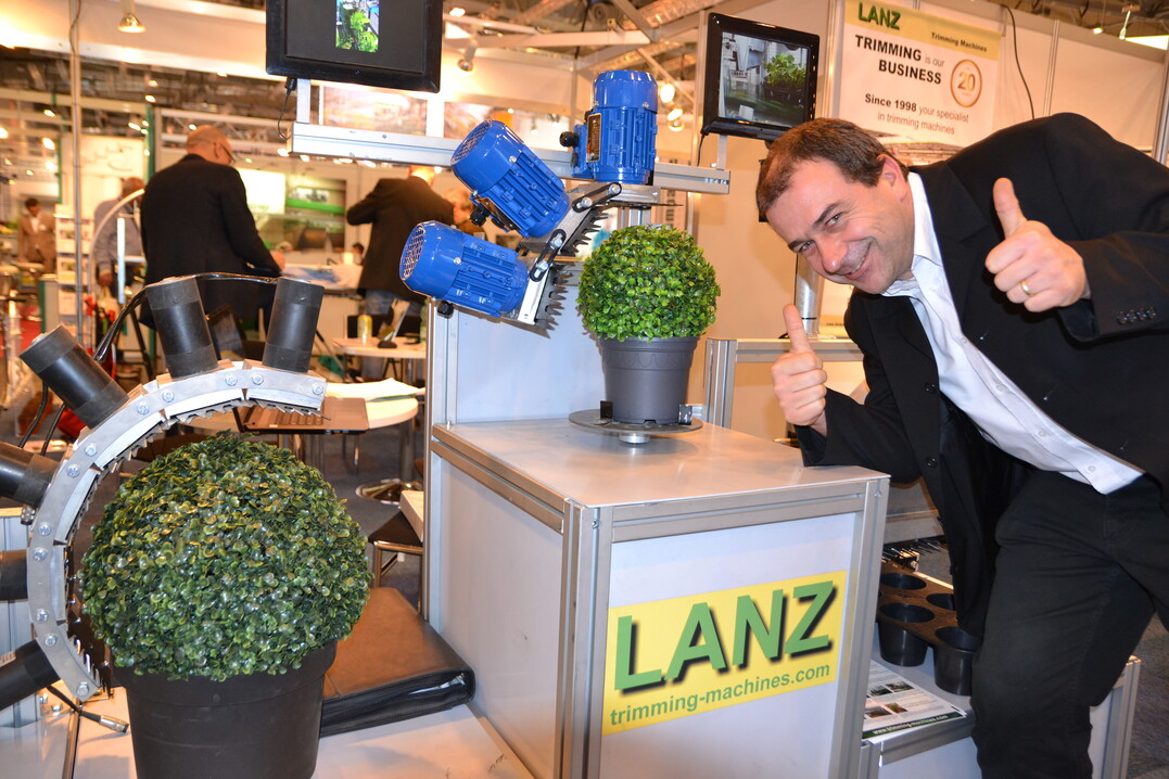  Damit wird"s rund: Eine Spezialschere fr
Buchs und andere Kugelgehlze prsentierte
Jochen Lanz an seinem Stand.
