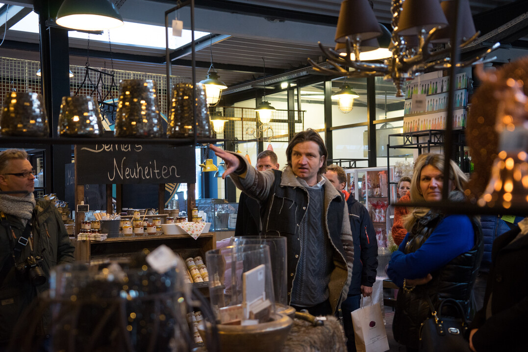 Geschftsfhrer Johannes Berner zeigte den Teilnehmern bei einem Rundgang den Endverkaufsbetrieb von Gourmet Berner in Weinstadt.