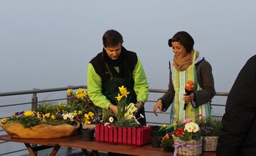 Gemeinsam mit Eva-Maria Lemke bepflanzte Olaf Beier, stellvertretender Vorsitzender des BVE, einen Blumenkasten