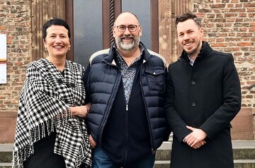 Gastredner und Influencer Oliver Mathys (Mitte) mit dem NBB egesa Fhrungsduo Birgit Zelter-Dhnrich (links) und Fabian A. Farkas (rechts).