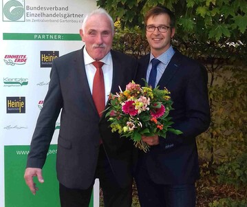 Olaf Beier beglckwnscht seinen Nachfolger Reiner Hpken zur Wahl zum BVE-Vorsitzenden. 