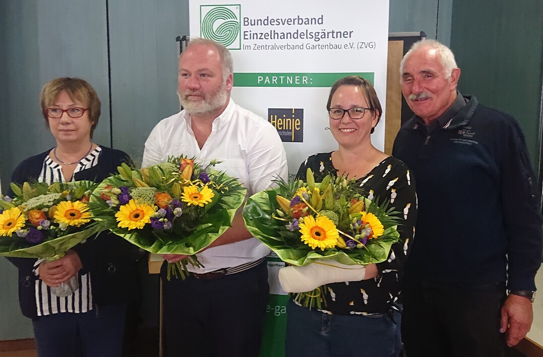 Reiner Höpken (1.von rechts) bedankte sich bei Stefan Gentzen (2. von links) für die geleistete Arbeit. Die Geschäftsstelle des BVE besteht in Zukunft aus Nadine Lechner (2. von rechts) und Marion Fiebig (1. von links).