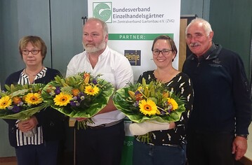  Reiner Hpken (1.von rechts) bedankte sich bei Stefan Gentzen (2. von links) fr die geleistete Arbeit. Die Geschftsstelle des BVE besteht in Zukunft aus Nadine Lechner (2. von rechts) und Marion Fiebig (1. von links).
