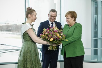 Die Deutsche Blumenfee und ZVG-Prsident Jrgen Mertz berbrachten Bundeskanzlerin Angela Merkel florale Valentinsgre.