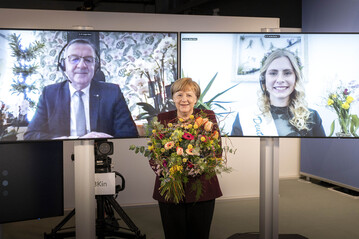  In guter Tradition erhielt Bundeskanzlerin Angela Merkel florale Valentinsgre von der amtierenden Deutschen Blumenfee Annika Stroers und ZVG-Prsidenten Jrgen Mertz  in diesem Jahr auf virtuellem Wege.