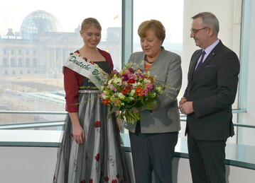 In guter Tradition berbrachten die amtierende Deutsche Blumenfee und ZVG-Prsident Jrgen Mertz Bundeskanzlerin Angela Merkel florale Valentinsgre.