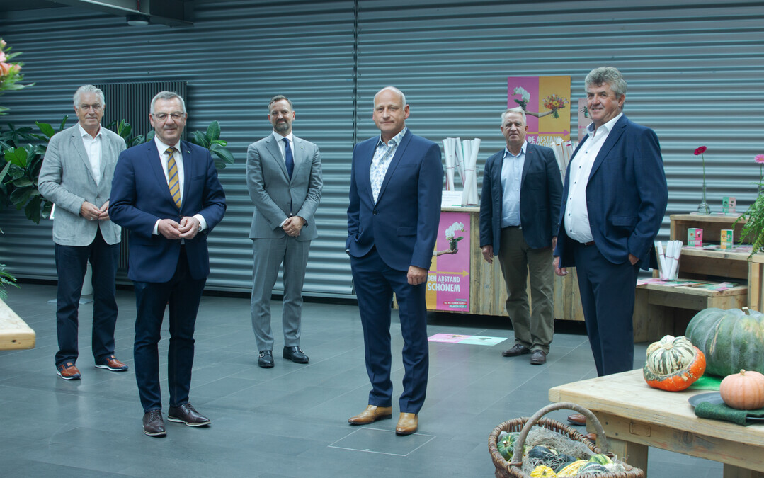 Landgard tritt wieder in den ZVG ein, darber freuen sich, von links: Karl Voges (Vorstand Landgard), Jrgen Mertz (Prsident ZVG), Bertram Fleischer (Generalsekretr ZVG), Dirk Bader (Vorstand Landgard), Willi Andree (Stellv. Vorsitzender Aufsichtsrat Landgard) und Bert Schmitz (Vorsitzender Aufsichtsrat Landgard)