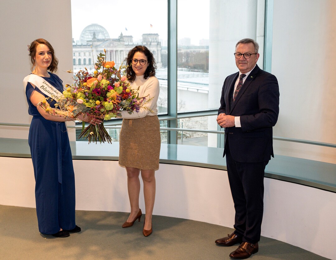 ZVG-Präsident Jürgen Mertz und die amtierende Deutsche Blumenfee 2021/22 Johanna Griem brachten florale Valentinsgrüße des deutschen Gartenbaus ins Kanzleramt, Staatsministerin Sarah Ryglewski nahm sie entgegen.